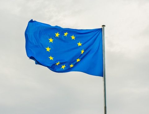 Renvoi préjudiciel : la Cour de cassation sursoit à statuer sur la question du droit applicable aux clauses attributives de juridictions déséquilibrées